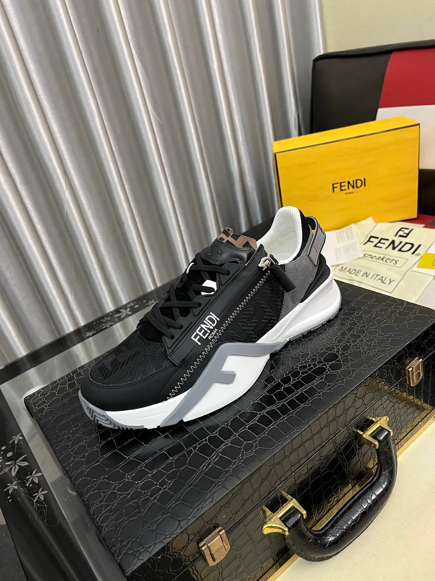 Men's men's shoes 💰540⌚️⌚️ FEND* — Fendi Flow men's casual sneakers, with elastic straps, side zippers, and corrugated soles engraved with F. Embossed Fendi Flow lettering on the heel. Made of technical fabric and a mix of blue and genuine leather. Decorated with Lycra® details. FF graphic tongue. Ultra-light and wear-resistant EVA sole. Code number: 38-44